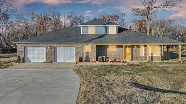 property at 4701 W Oak St