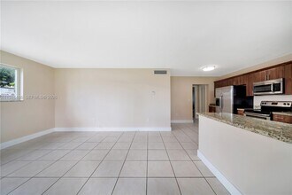 592 NE 150th St in Miami, FL - Building Photo - Building Photo
