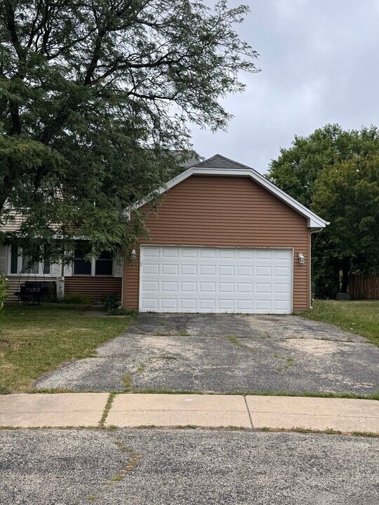 1327 Andover Dr in Aurora, IL - Building Photo