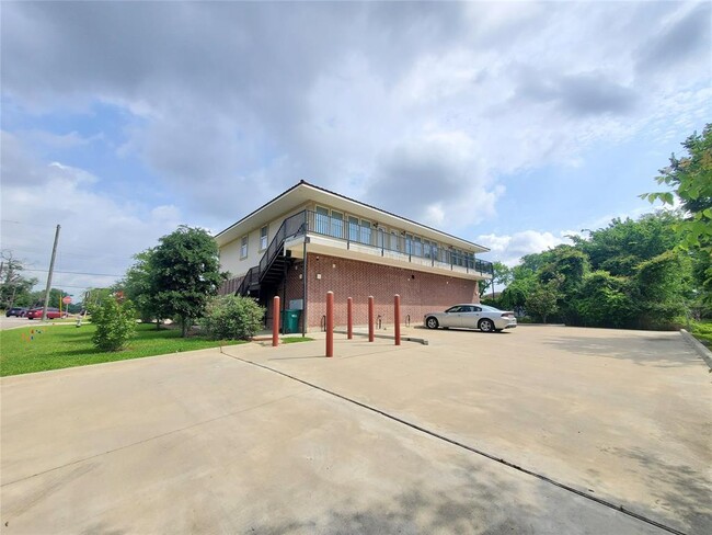501 E Davis St in Conroe, TX - Building Photo - Building Photo