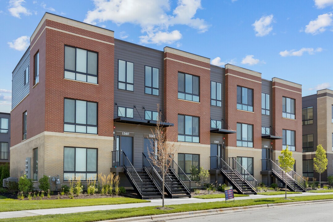 1262 Lakepointe Dr in Schaumburg, IL - Building Photo