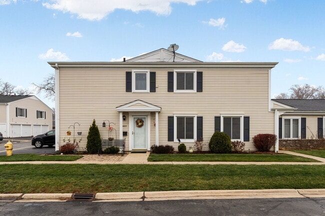 1481 Quaker Ln in Prospect Heights, IL - Foto de edificio - Building Photo