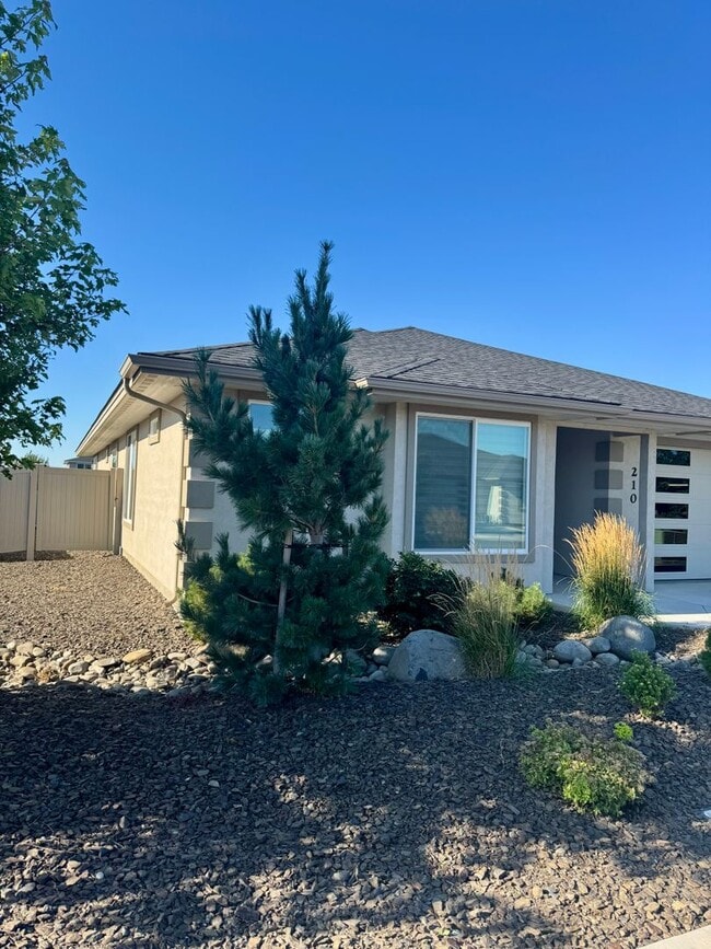210 E Stanford Ave in Ellensburg, WA - Building Photo - Building Photo