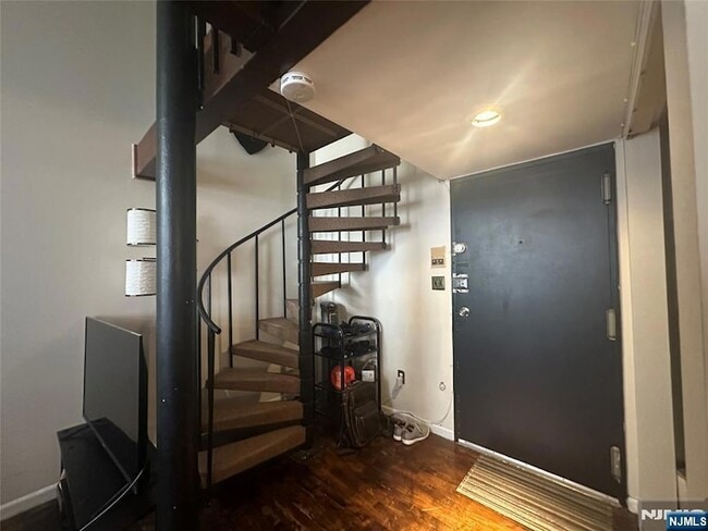 464-470 Central Ave, Unit B9 in Jersey City, NJ - Foto de edificio - Building Photo