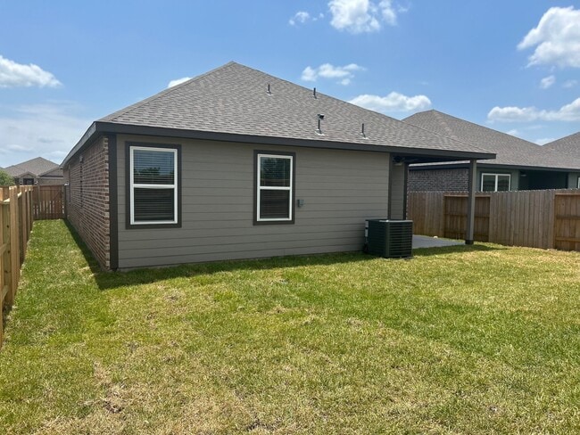 1023 Whispering Winds Dr in Beasley, TX - Building Photo - Building Photo