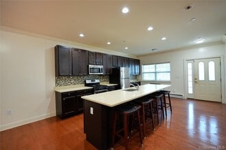 102 Cove Ct in Bronx, NY - Building Photo - Building Photo