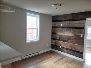 127 S Church St-Unit -2 in Nazareth, PA - Foto de edificio - Building Photo