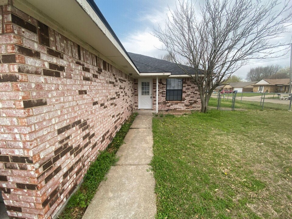 5415-5415 Brookhollow Dr in Sachse, TX - Building Photo