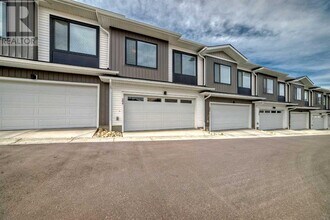 204 Crestbrook Common SW in Calgary, AB - Building Photo - Building Photo