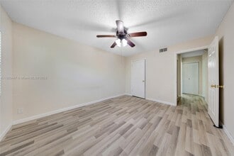 9999 Summerbreeze Dr, Unit 213 in Sunrise, FL - Foto de edificio - Building Photo