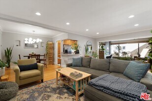 14934 Dickens St in Los Angeles, CA - Building Photo