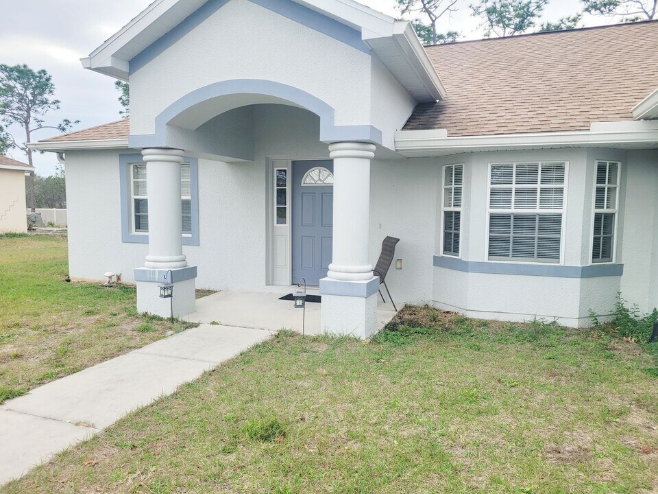 12017 Lark Sparrow Rd in Brooksville, FL - Building Photo