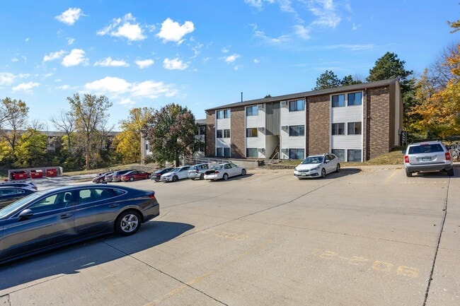 902 Benton Dr in Iowa City, IA - Foto de edificio - Building Photo