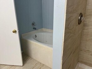 2063 Greencrest Dr in Missouri City, TX - Foto de edificio - Building Photo