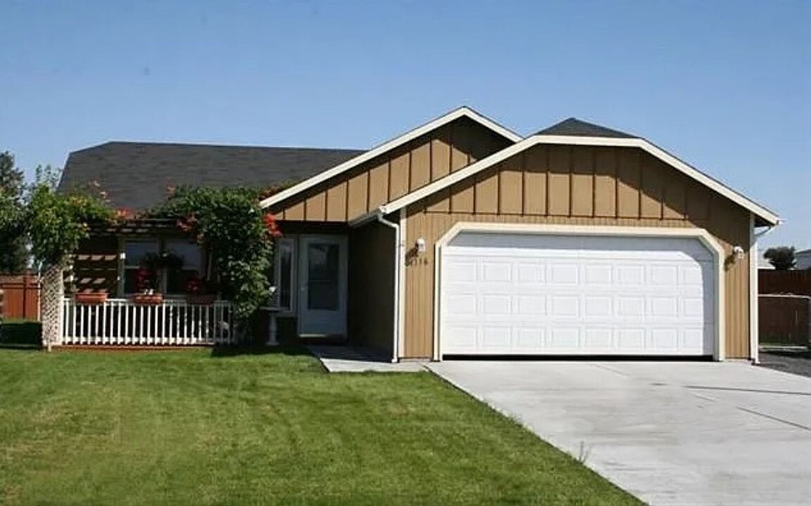 1116 W Meadow View Dr in Moses Lake, WA - Building Photo