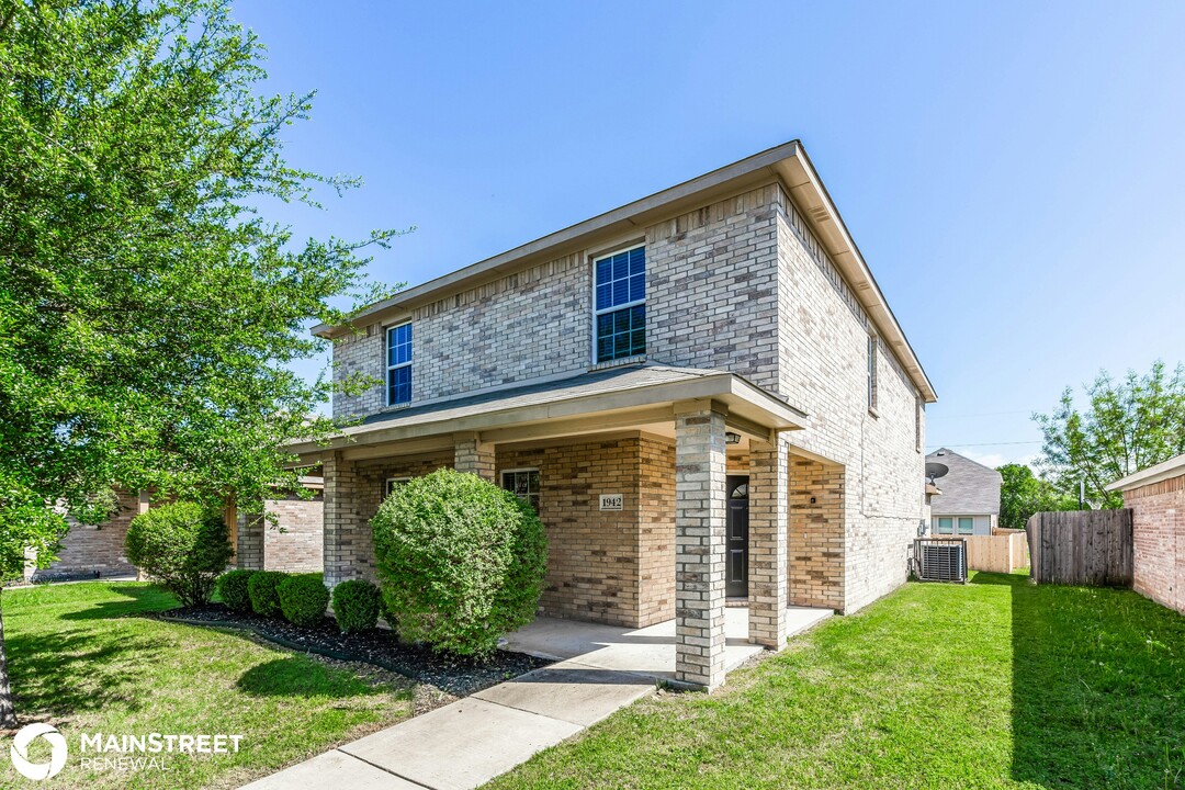 1942 Cross Oaks Dr in Lancaster, TX - Building Photo