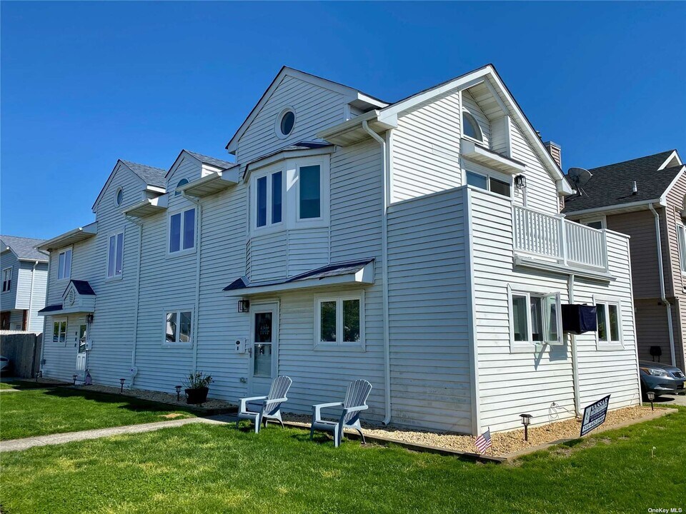 680 W Beech St-Unit -B in Long Beach, NY - Building Photo