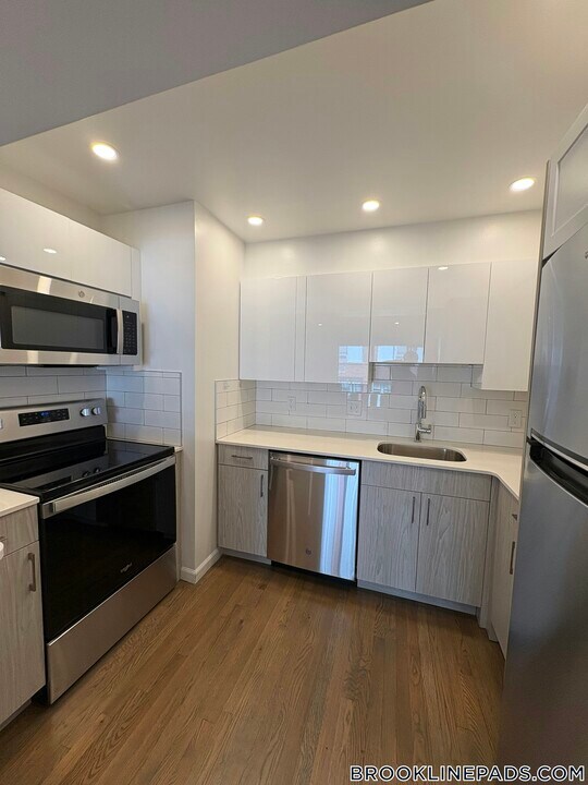 320 Hammond Pond Pkwy in Newton, MA - Building Photo