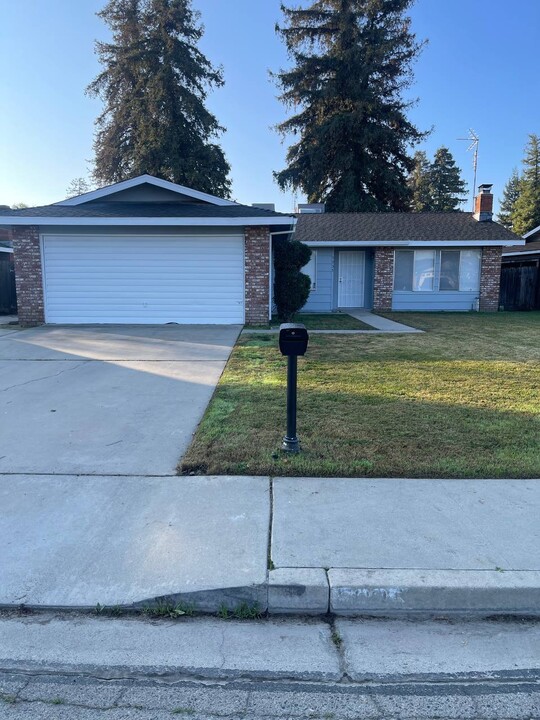 5035 W San Joaquin Dr in Visalia, CA - Building Photo