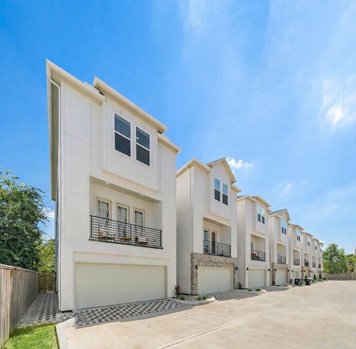 12080 East Fwy in Houston, TX - Building Photo