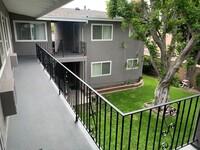 130 Valley Home Ave in La Habra, CA - Foto de edificio - Building Photo