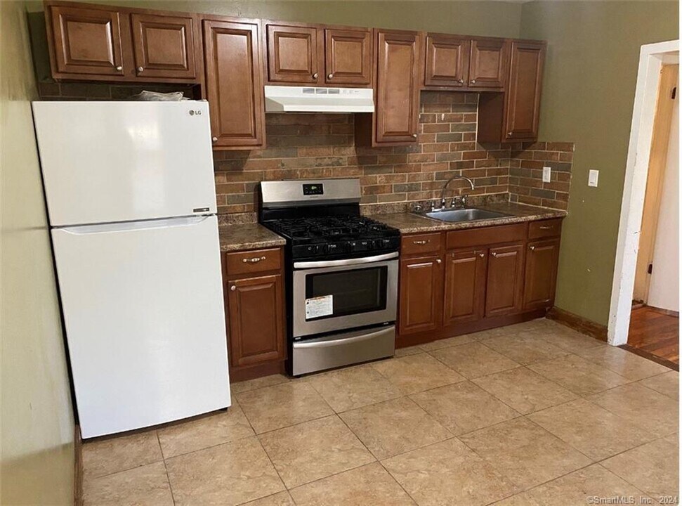 107 Spruce St in Manchester, CT - Building Photo
