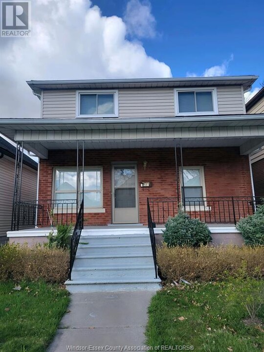 907 Gladstone Ave in Windsor, ON - Building Photo