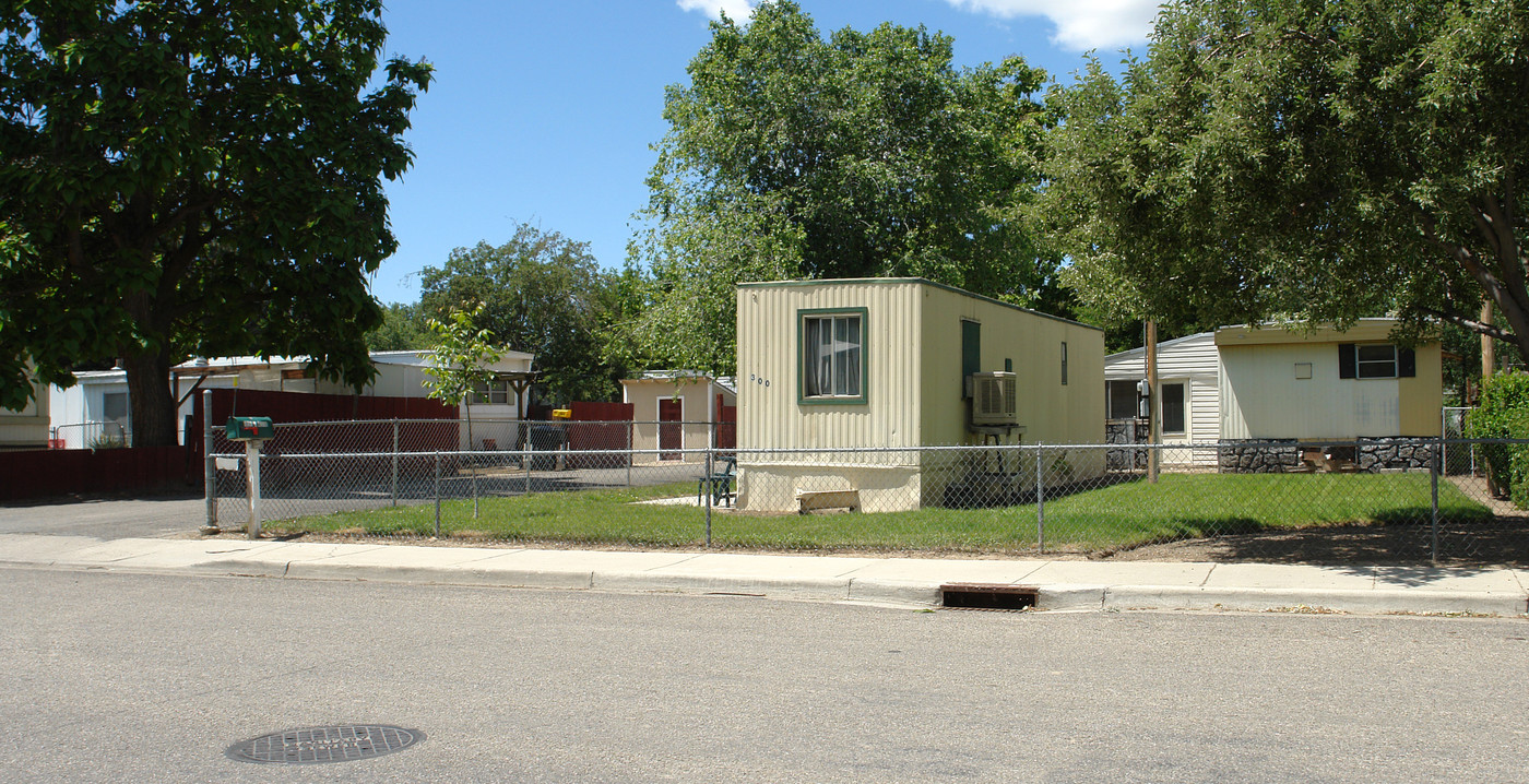 302 E 43rd St in Garden City, ID - Building Photo