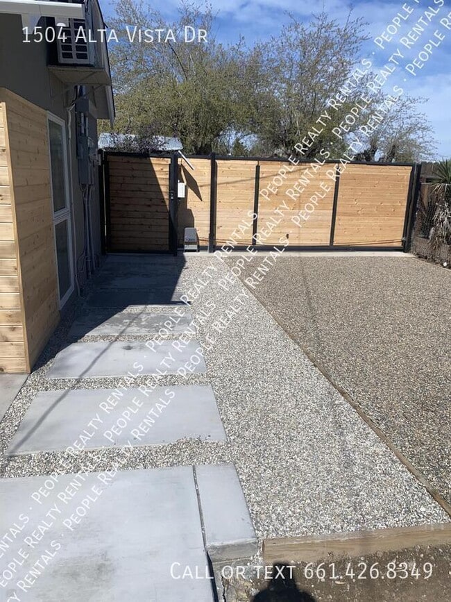 1504 Alta Vista Dr in Bakersfield, CA - Building Photo - Building Photo