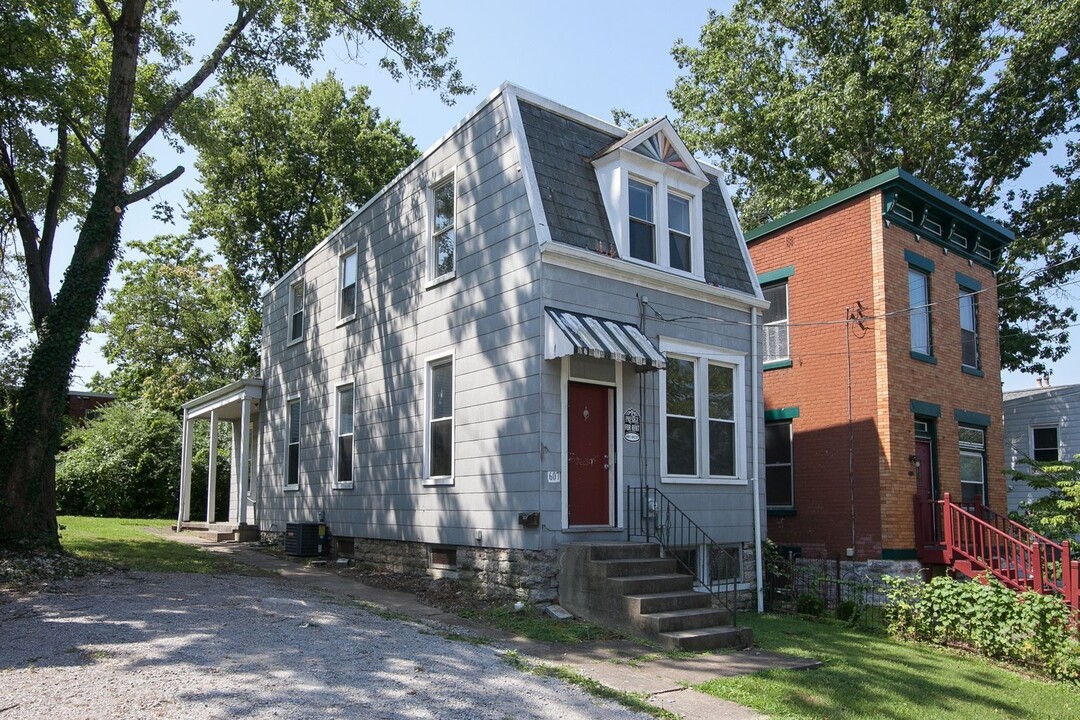 607 Riddle Rd-Unit -607 in Cincinnati, OH - Building Photo