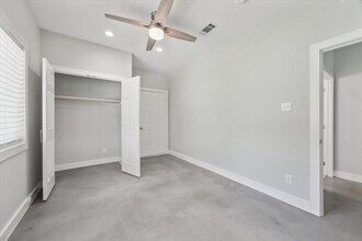 1425 Oak Hollow Dr in Dickinson, TX - Building Photo - Building Photo