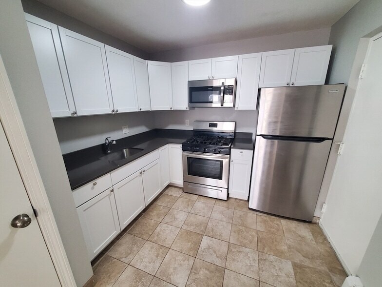 215 Pearl St, Unit 10 in Stoughton, MA - Building Photo