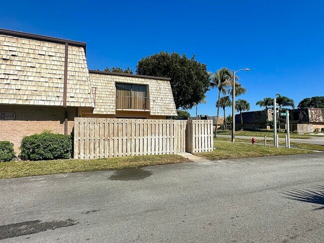 230 Lake Arbor Dr in Palm Springs, FL - Building Photo - Building Photo