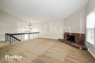 1226 Treetop Village Dr in Ballwin, MO - Foto de edificio - Building Photo