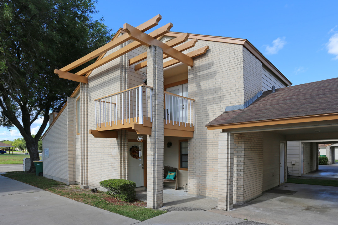 Elite Townhomes in Victoria, TX - Building Photo