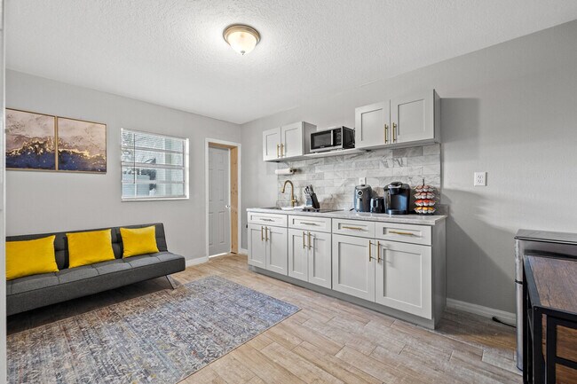 4323 E Henry Ave in Tampa, FL - Building Photo - Building Photo