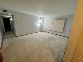 6139 Knoll Wood Rd in Willowbrook, IL - Foto de edificio - Building Photo