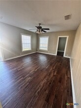 209 Lackey St in Cuero, TX - Foto de edificio - Building Photo