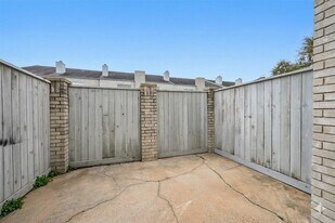 338 Wilcrest Dr in Houston, TX - Building Photo