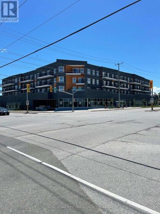 430-430 Essa Rd in Barrie, ON - Building Photo