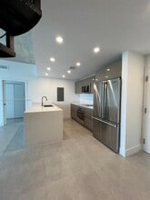 13800 Highland Dr in North Miami Beach, FL - Building Photo - Building Photo
