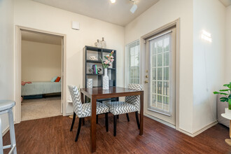 Arbors of Denton in Denton, TX - Foto de edificio - Building Photo
