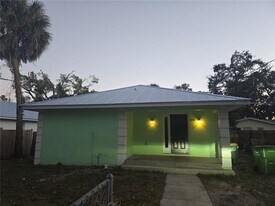 1052 Highland St in Sarasota, FL - Building Photo