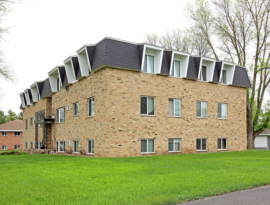 1055 Spencer St S in Shakopee, MN - Foto de edificio