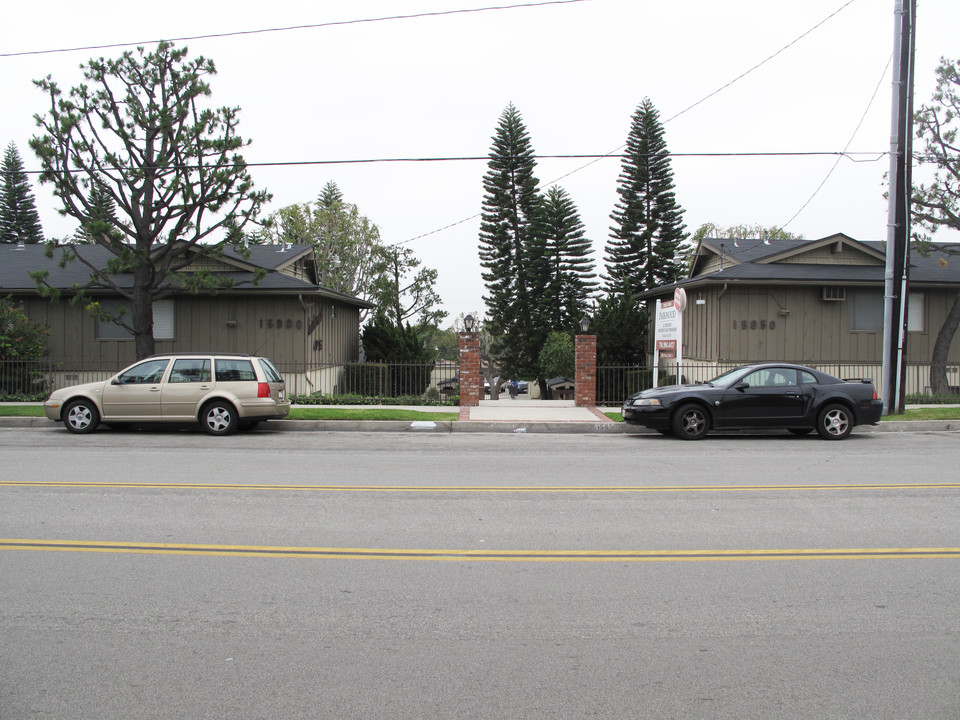 Parkwood Apartments in La Mirada, CA - Foto de edificio