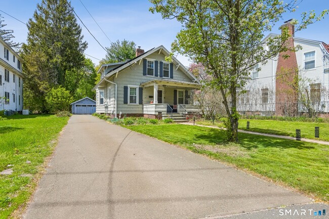 1572 Whitney Ave in Hamden, CT - Building Photo - Building Photo