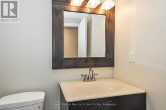 723 Scottsdale Dr in Guelph, ON - Building Photo - Building Photo