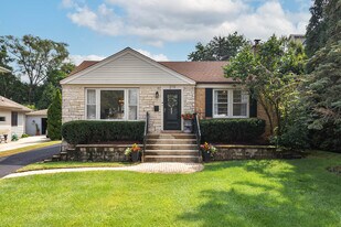 219 Middaugh Rd in Clarendon Hills, IL - Building Photo