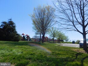 18821 Sparkling Water Dr, Unit 103 in Germantown, MD - Foto de edificio - Building Photo