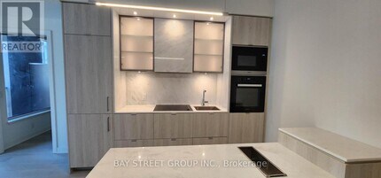 11 Yorkville Ave in Toronto, ON - Building Photo - Building Photo